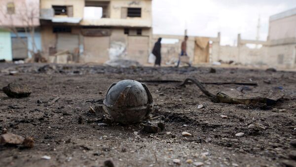 File photo of an unexploded cluster bomblet along a street after airstrikes by pro-Syrian government forces - Sputnik Mundo