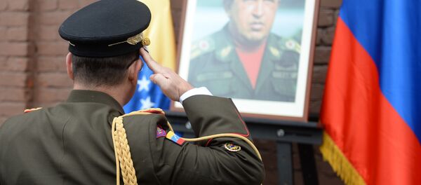 Ofrenda floral ante la placa conmemorativa de Hugo Chávez - Sputnik Mundo
