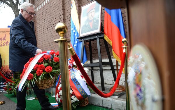 Serguéi Riabkov, viceministro de Relaciones Exteriores de Rusia, depositando una ofrenda floral ante la placa conmemorativa de Hugo Chávez Serguéi Riabkov, viceministro de Relaciones Exteriores de Rusia, depositando una ofrenda floral ante la placa conmemorativa de Hugo Chávez - Sputnik Mundo