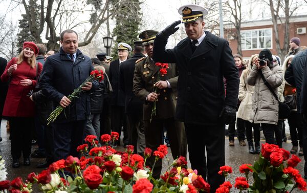 La ofrenda floral ante la placa conmemorativa de Hugo Chávez La ofrenda floral ante la placa conmemorativa de Hugo Chávez - Sputnik Mundo