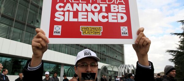 Periodistas del diario opositor Zaman protestan contra la intervención del Estado en los medios - Sputnik Mundo