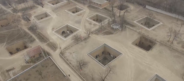 Captura de la pantalla del vídeo, grabado por un dron en Sanmenxiá, China Captura de la pantalla del vídeo, grabado por un dron en Sanmenxiá, China - Sputnik Mundo