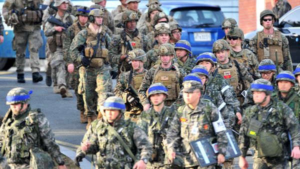 Marines surcoreanos y estadounidenses durante los ejercicios conjuntos Marines surcoreanos y estadounidenses durante los ejercicios conjuntos - Sputnik Mundo
