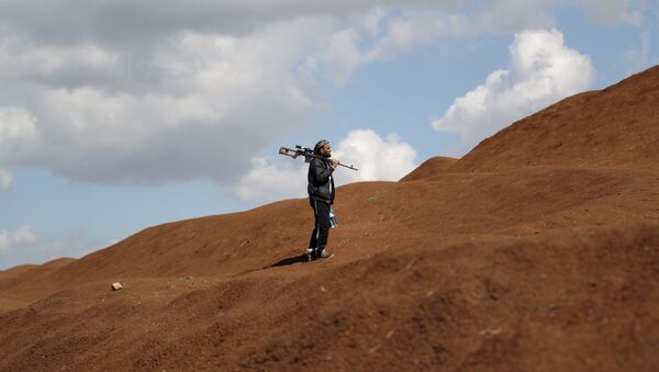 Un rebelde sirio en las afueras de Alepo (Archivo) - Sputnik Mundo