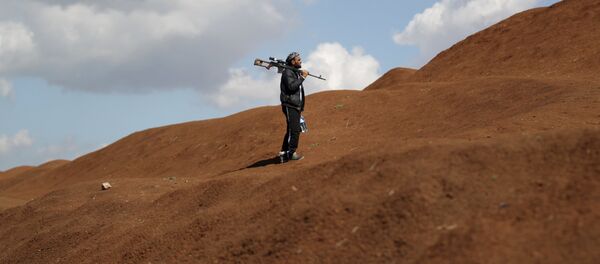 Un rebelde sirio en las afueras de Alepo (Archivo) - Sputnik Mundo