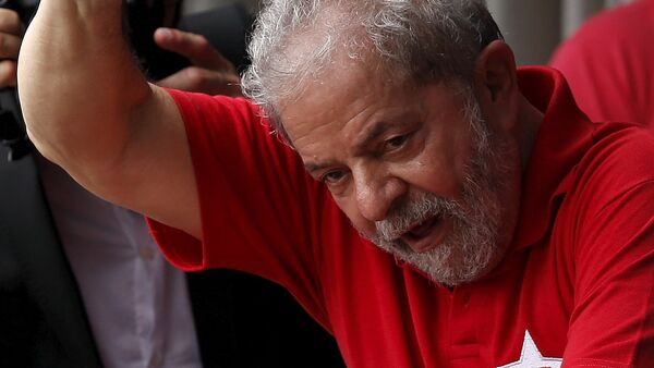 Former Brazilian President Luiz Inacio Lula da Silva waves to the crowd from his home in Sao Bernardo do Campo, Brazil, March 5, 2016.  - Sputnik Mundo