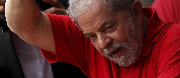 Former Brazilian President Luiz Inacio Lula da Silva waves to the crowd from his home in Sao Bernardo do Campo, Brazil, March 5, 2016.  - Sputnik Mundo