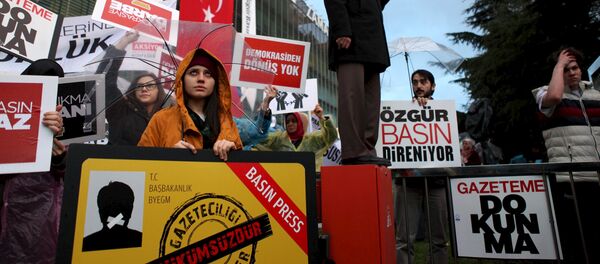 Manifestación de protesta en frente de la sede del periódico Zaman - Sputnik Mundo