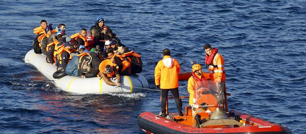 Refugiados (izda.) en el mar (archivo) - Sputnik Mundo