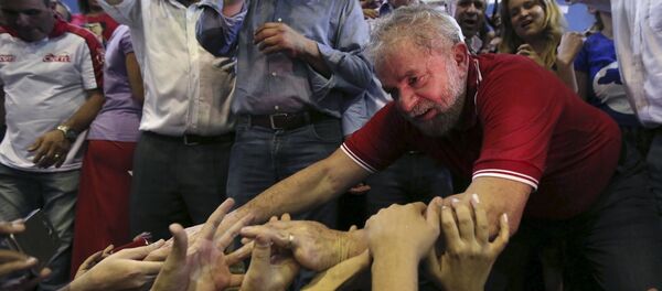 Luiz Inácio Lula da Silva, expresidente de Brasil, con sus partidarios - Sputnik Mundo
