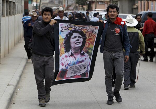 Los participantes del funeral de la dirigente popular indígena Berta Cáceres - Sputnik Mundo