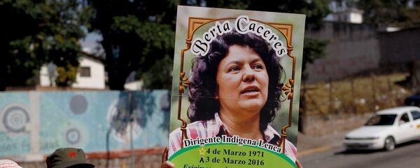 Una activista con la imagen de Berta Cáceres - Sputnik Mundo