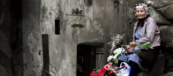 Una mujer vende flores - Sputnik Mundo