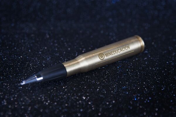 El bolígrafo hecho con balas de fusil y con el cual se prevé que se firmará el acuerdo conjunto de paz entre el Gobierno y las FARC - Sputnik Mundo