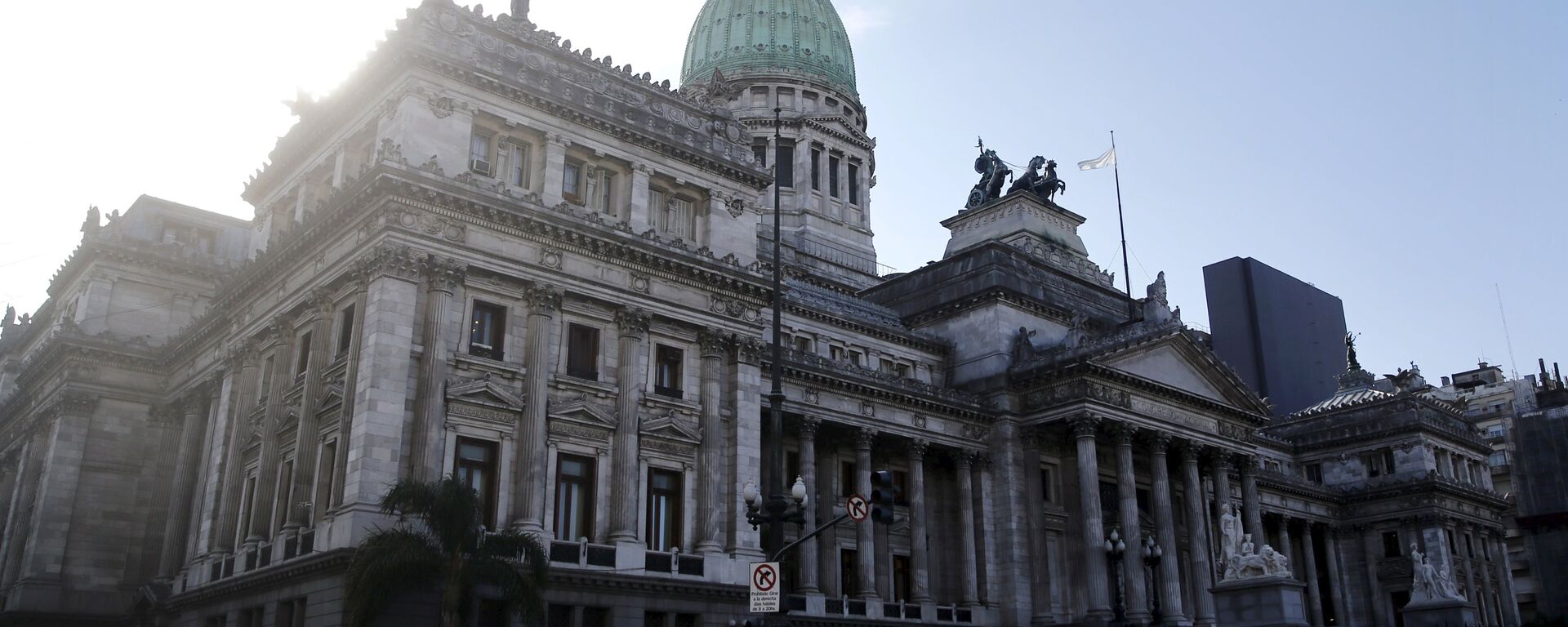 A man rides his motorcycle past the Argentine Congress in Buenos Aires, Argentina - Sputnik Mundo, 1920, 23.11.2021