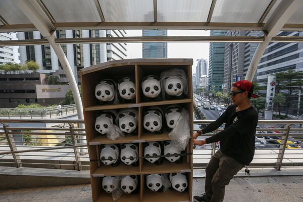 Miles de pandas invaden las calles de Bangkok - Sputnik Mundo