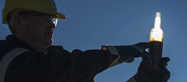 Trabajador de un campo petrolífero en Rusia - Sputnik Mundo