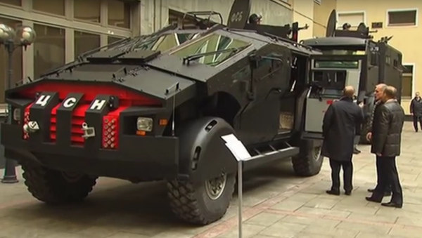 El presidente ruso, Vladímir Putin, con el jefe del FSB, Alexánder Bórtnikov, examinan el blindado Castigador El presidente ruso, Vladímir Putin, con el jefe del FSB, Alexánder Bórtnikov, examinan el blindado Castigador - Sputnik Mundo