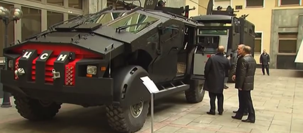 El presidente ruso, Vladímir Putin, con el jefe del FSB, Alexánder Bórtnikov, examinan el blindado Castigador - Sputnik Mundo