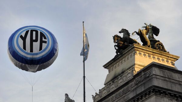 Logo de la petrolera argentina YPF frente al Congreso en Buenos Aires - Sputnik Mundo