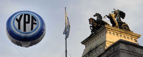 Logo de la petrolera argentina YPF frente al Congreso en Buenos Aires - Sputnik Mundo