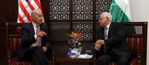 El vicepresidente de EEUU, Joe Biden, y el presidente palestino, Mahmud Abás - Sputnik Mundo