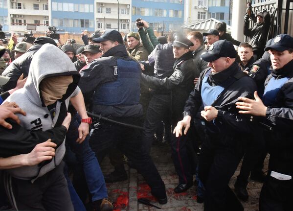 Ataques contra las sedes diplomáticas rusas en Ucrania - Sputnik Mundo