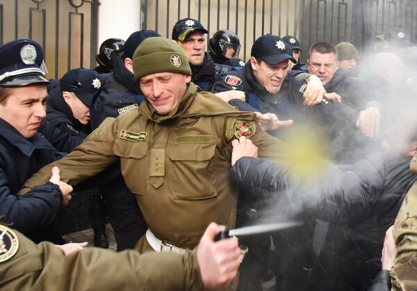 Ataques contra las sedes diplomáticas rusas en Ucrania - Sputnik Mundo