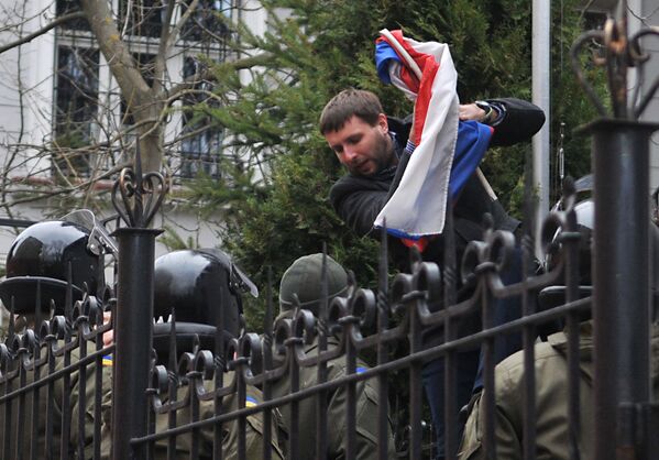 Ataques contra las sedes diplomáticas rusas en Ucrania - Sputnik Mundo