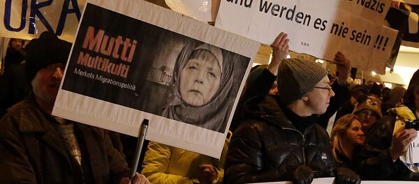 Manifestación en contra de la política migratoria de Merkel en Múnich, Baviera - Sputnik Mundo