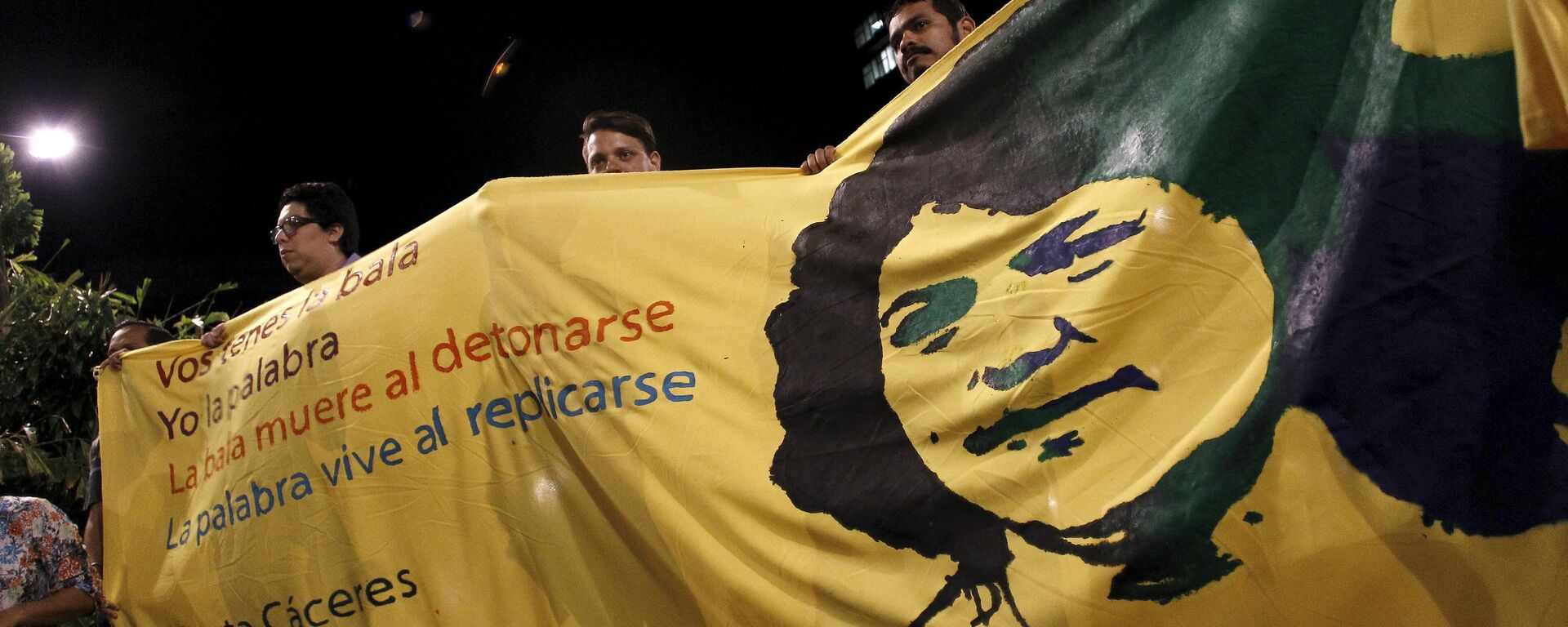 Activistas con una imagen de Berta Cáceres  - Sputnik Mundo, 1920, 02.03.2021