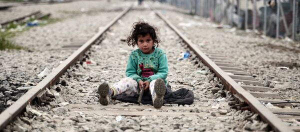 Una niña migrante en la frontera entre Grecia y Macedonia Una niña migrante en la frontera entre Grecia y Macedonia - Sputnik Mundo