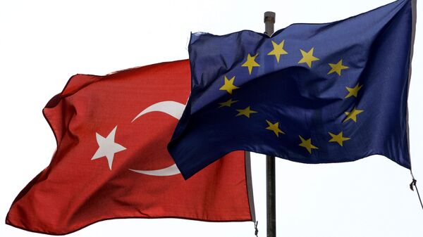 The flags of Turkey, left, and the European Union wave over a building in Istanbul, Turkey, in this Friday, Sept. 30, 2005 - Sputnik Mundo