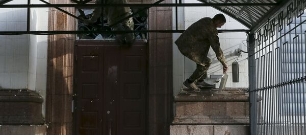 Un manifestante ucraniano cerca de la embajada rusa en Kiev - Sputnik Mundo