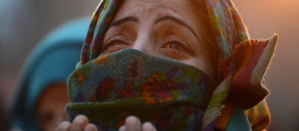 Una mujer musulmana rezando Una mujer musulmana rezando - Sputnik Mundo