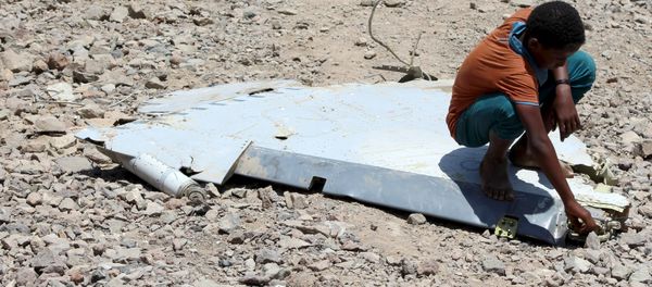 Un niño sentado en un fragmento del avión de Emiratos Arabes estallado en Yemen Un niño sentado en un fragmento del avión de Emiratos Arabes estallado en Yemen - Sputnik Mundo