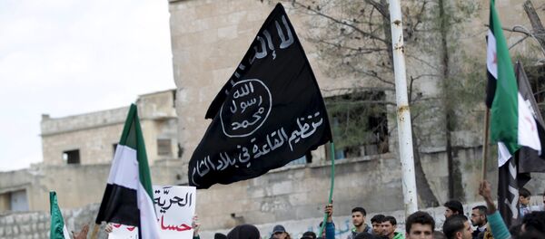 La bandera de Al Qaeda vista durante una manifestación antigubernamental en la provincia de Idlib en Siria - Sputnik Mundo