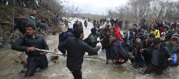 Refugiados en la frontera entre Grecia y Macedonia - Sputnik Mundo