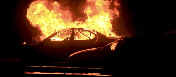 Coche incendido tras la explosión en Ankara Coche incendido tras la explosión en Ankara - Sputnik Mundo
