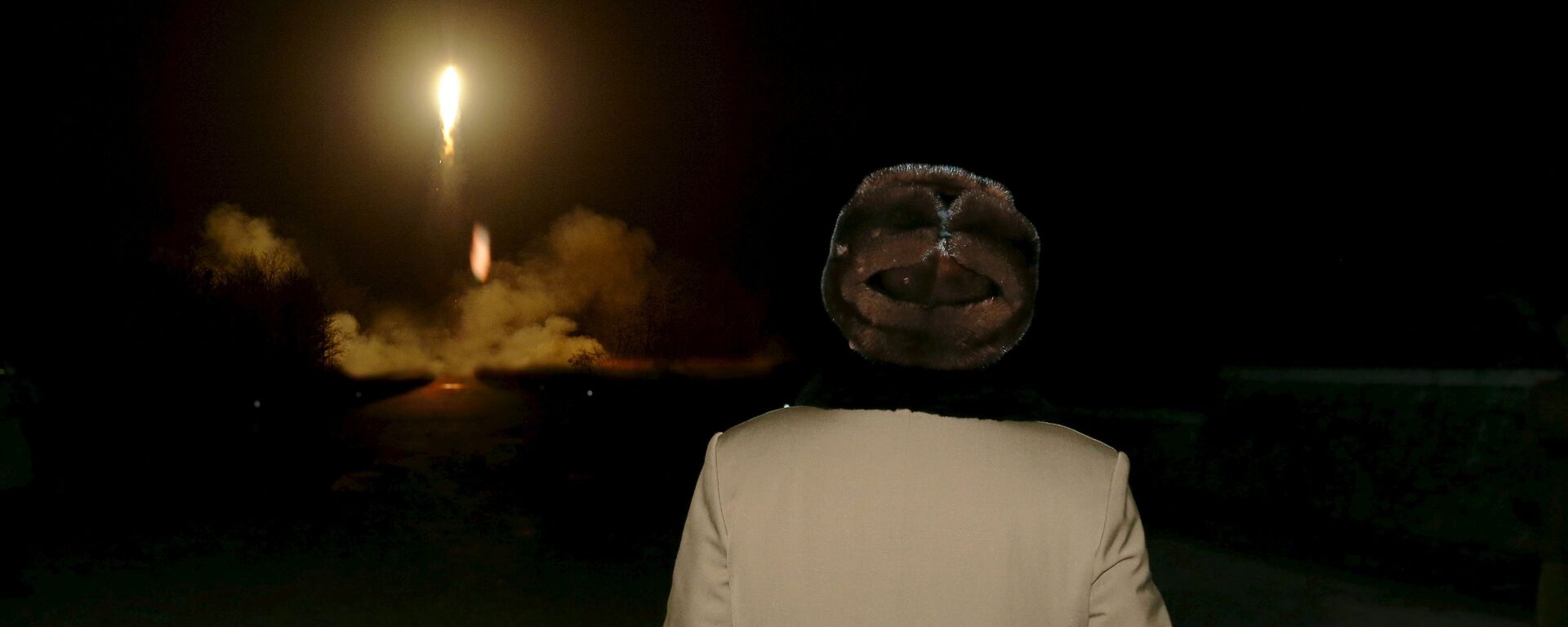 North Korean leader Kim Jong Un watches the ballistic rocket launch drill of the Strategic Force of the Korean People's Army (KPA) - Sputnik Mundo, 1920, 23.03.2021