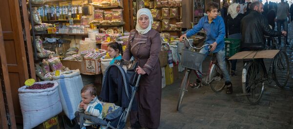 Civiles en un mercado en Damasco - Sputnik Mundo