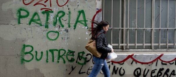 Un graffiti contra los fondos buitre en Buenos Aires (archivo) - Sputnik Mundo