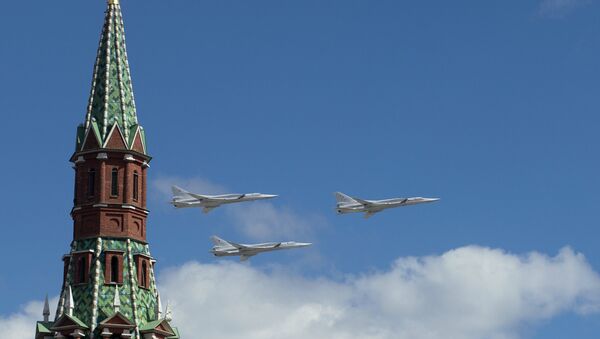 Los bombarderos estratégicos Tu-22M3 sobrevuelan el Kremlin (archivo) - Sputnik Mundo