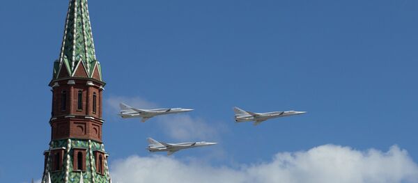 Los bombarderos estratégicos Tu-22M3 sobrevuelan el Kremlin (archivo) - Sputnik Mundo