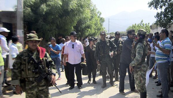 Guerrilleros de las FARC hacen campaña por la paz en plaza pública de Colombia - Sputnik Mundo