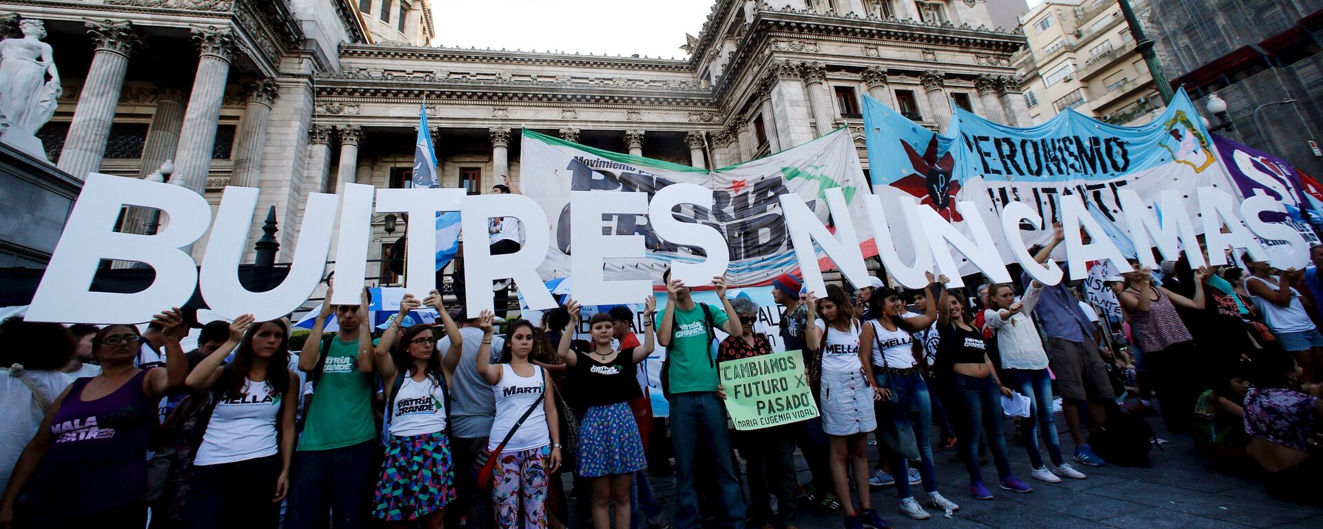 People hold letters to form Vultures, never again during a demonstration against the approval by lawmakers of a settlement with creditors over the country's defaulted debt, outside the Congress in Buenos Aires, Argentina, March 15, 2016. - Sputnik Mundo, 1920, 28.12.2021