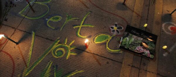 Las palabras Berta Vive escritas con tiza en honor a la activista de derechos ambientales Berta Cáceres, asesinada durante en 2016 - Sputnik Mundo