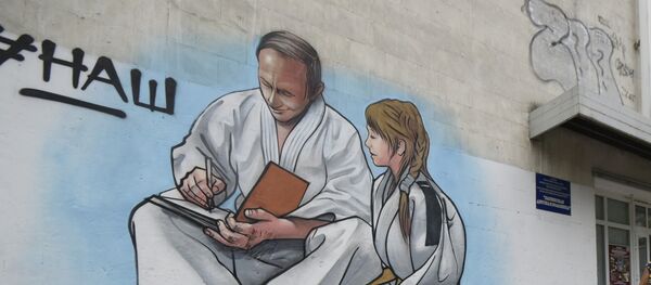Grafiti con el retrato de Putin y el hashtag #nuestro en Yalta, Crimea - Sputnik Mundo