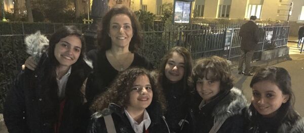 Los cantantes del coro con la dirigente Claudia Touma - Sputnik Mundo