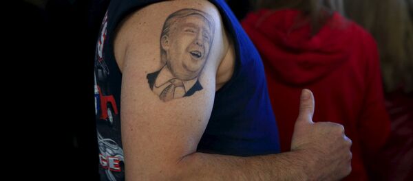 Tatuaje con la imagen de Donald Trump - Sputnik Mundo